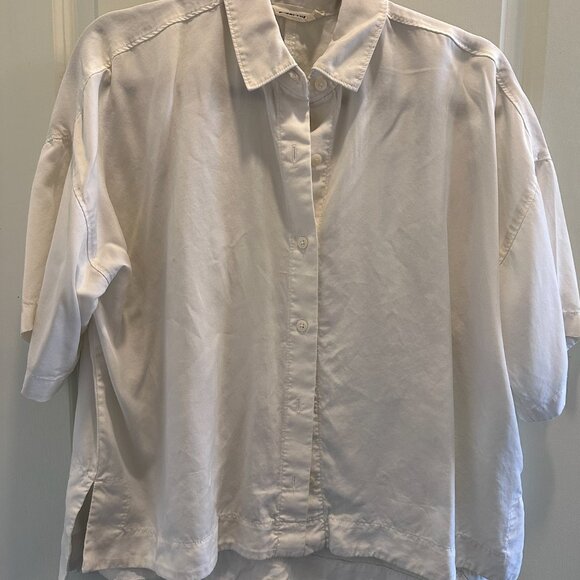 Everlane Short-Sleeve Square Shirt in Butterlite - Picture 3 of 3